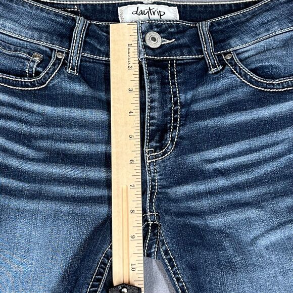 Daytrip Virgo Womens Bermuda Jean Shorts Size 27 Dark Wash Whiskering Stretch - Picture 8 of 11